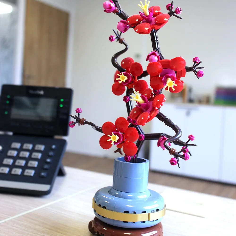 Bonsaï décoratif sur un poste de travail