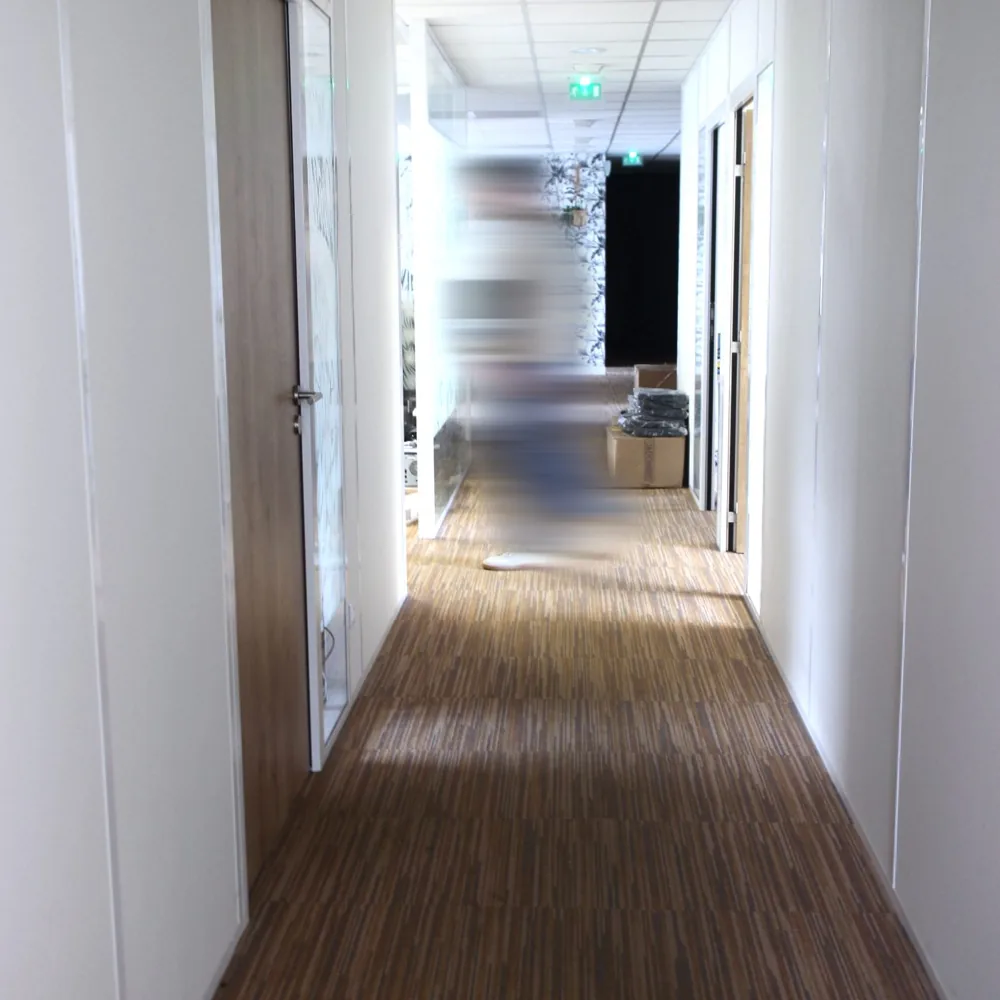Couloir lumineux des bureaux Astorya
