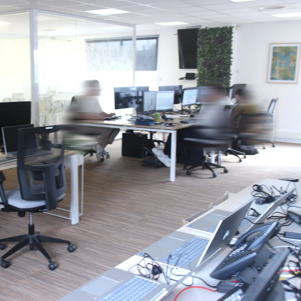 Open space d'Astorya, l'équipe informatique au travail