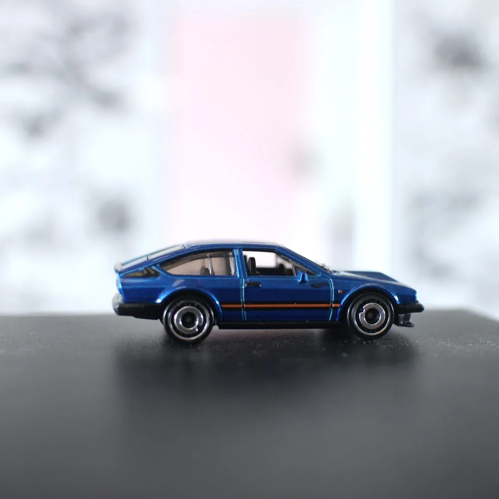 Voiture miniature posée sur un écran